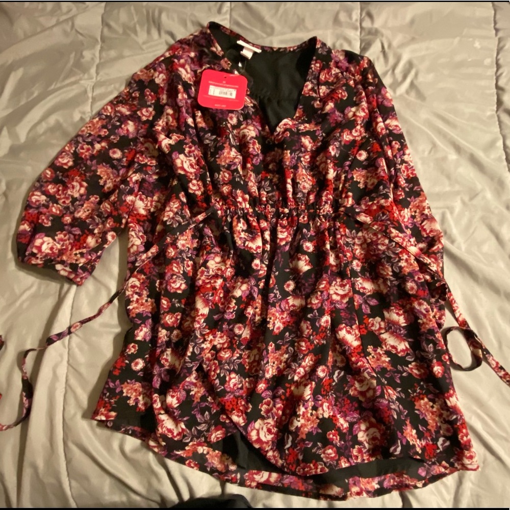 Women’s maternity shirt.